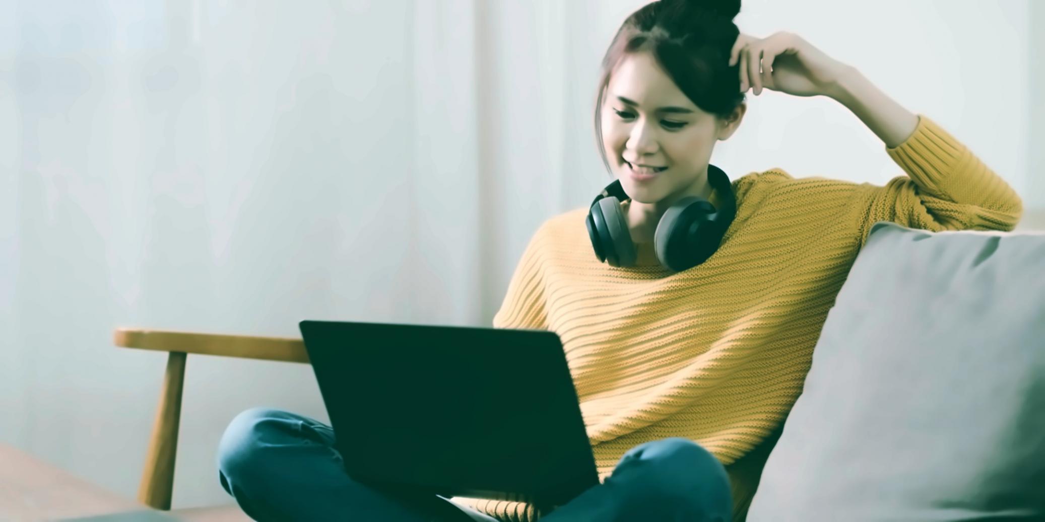 Personas trabajando en estrategias de recuperación financiera