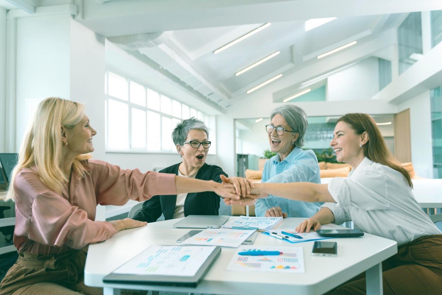 Sesión de planificación financiera individual con documentos y calculadora